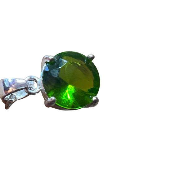 Vintage silver tone chain with green faux stone necklace. women's jewelry - Picture 2 of 6